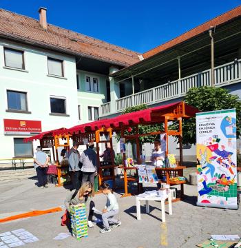 Na sliki so stojnice_Mestna knjižnica Kranj - enota Cerklje_Čebelarstvo Franci Strupi in  Piščančjereja Galjot Lahovče 